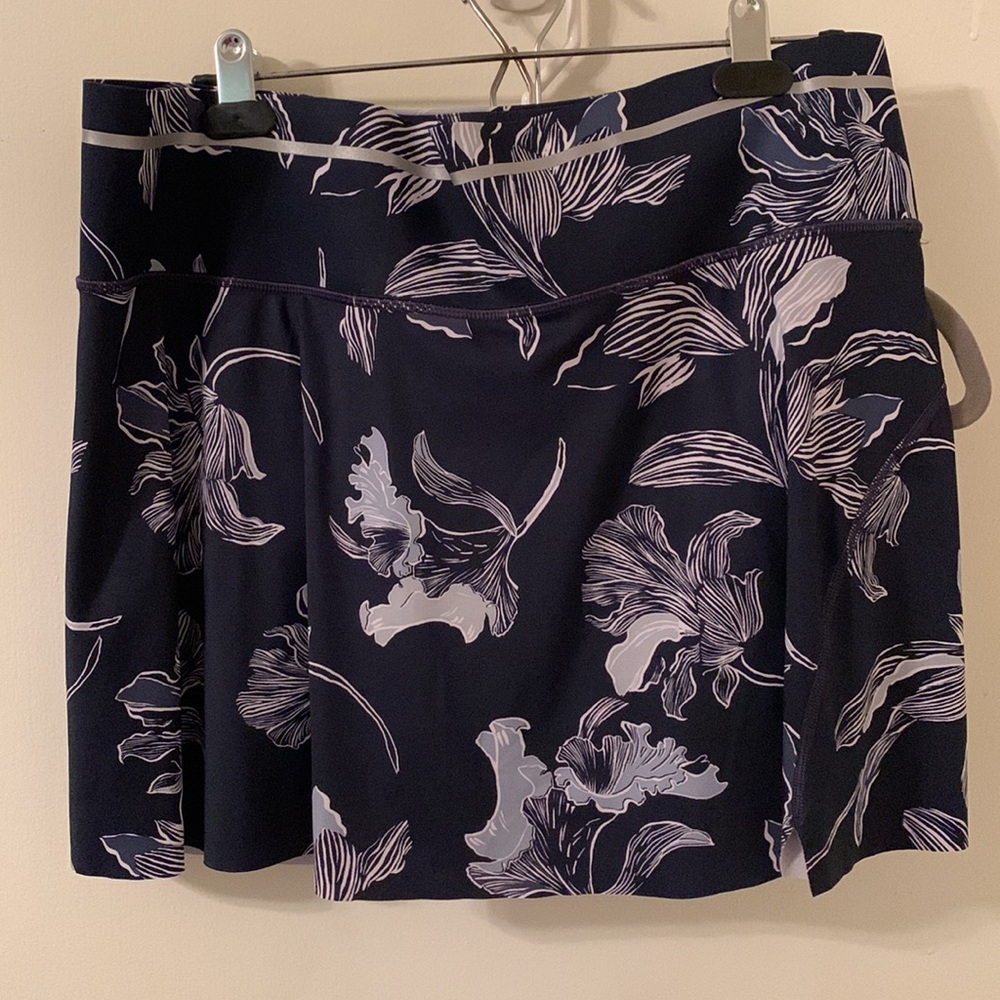 Athleta skort Size Large for tennis/pickle ball or golf. Easy care. EUC